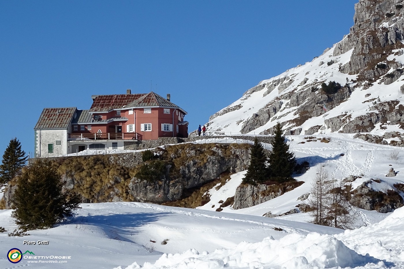 82 Zoom in Rifugio Cazzaniga.JPG